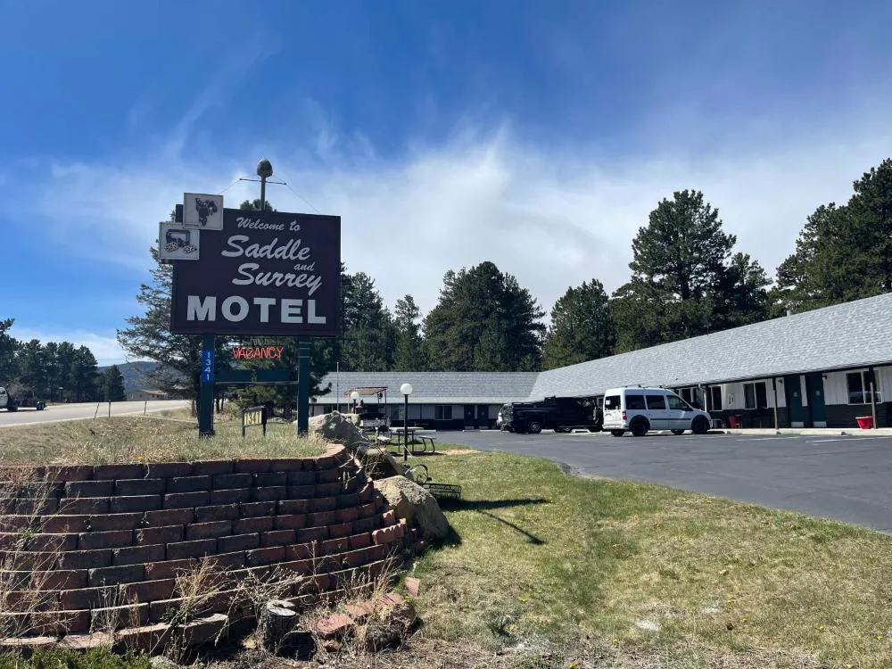 Saddle & Surrey Motel hotel hero
