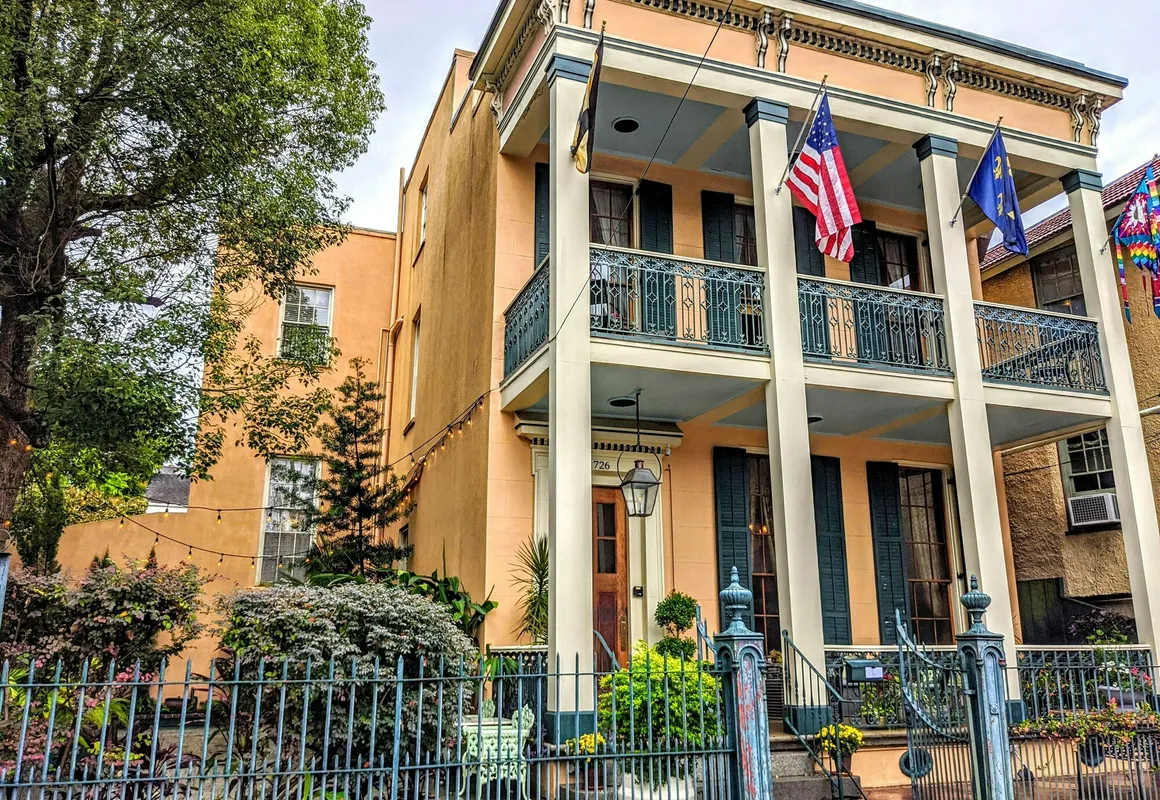 Parisian Courtyard Inn hotel hero