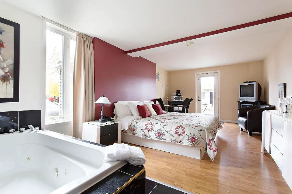 Motel Homeric hotel hero