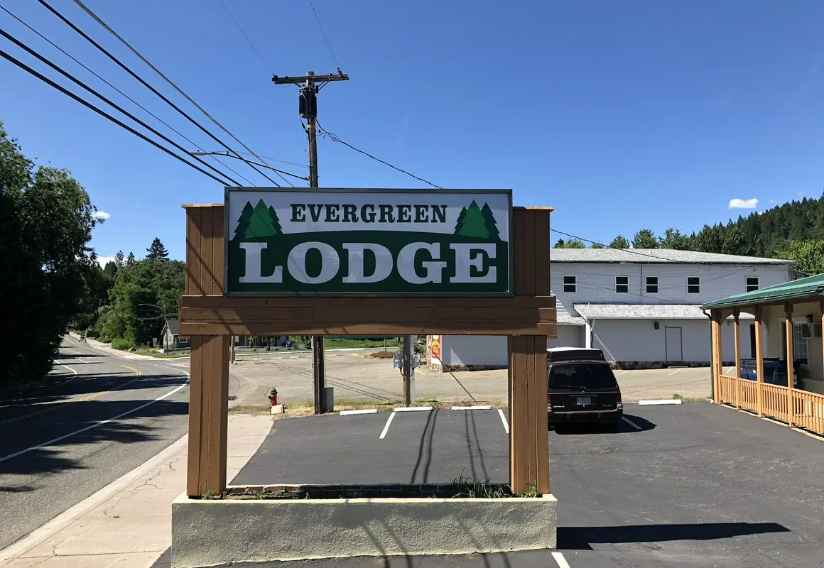 Evergreen Lodge hotel hero