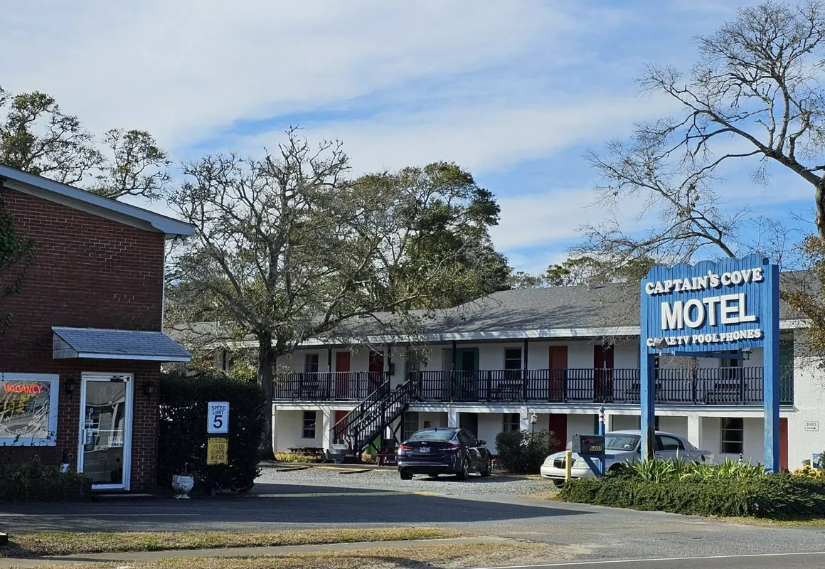 Captain's Cove Motel hotel hero