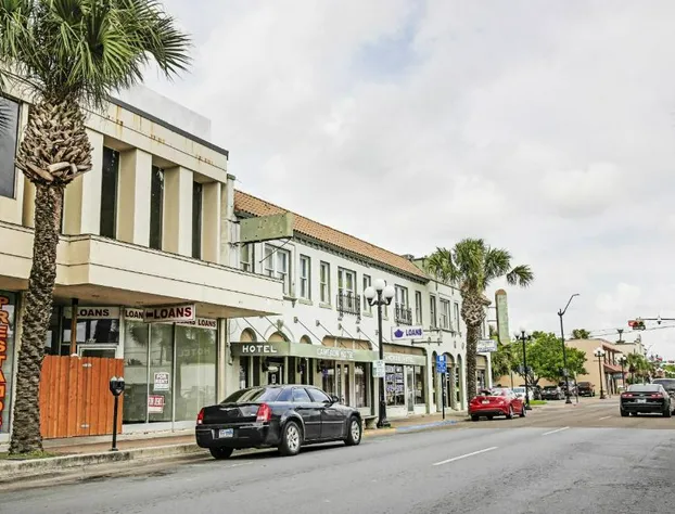 OYO Cameron Historic Hotel Brownsville I-69E hotel detail image 1