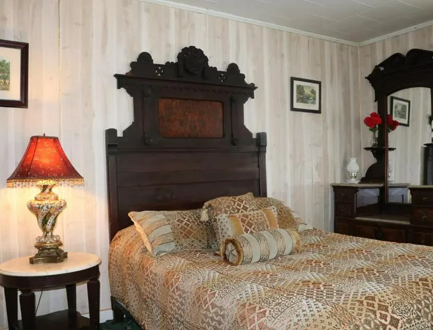 Colonial inn hotel detail image 2