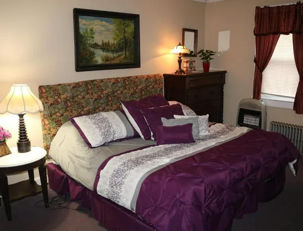 Colonial inn hotel detail image 3