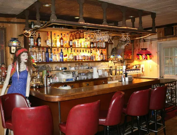 Colonial inn hotel detail image 3