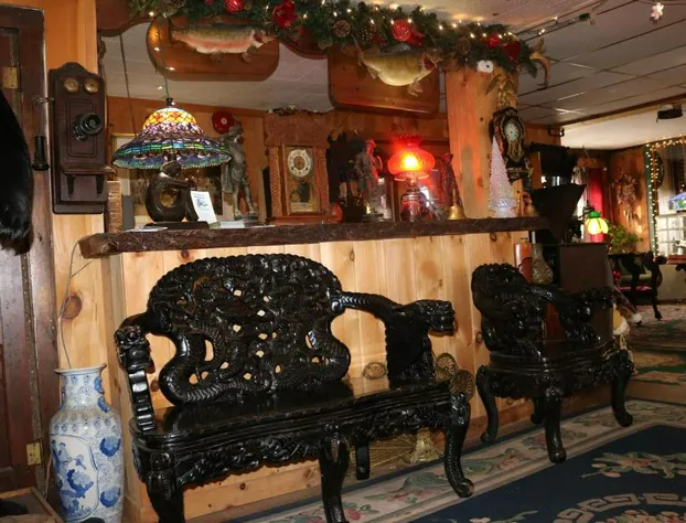 Colonial inn hotel detail image 4