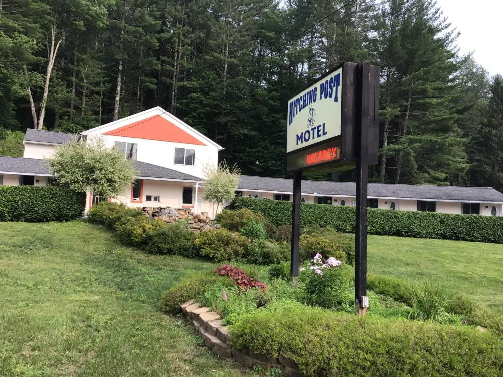 Hitching Post Country Motel hotel hero