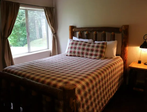 Lone Fir Resort hotel detail image 1