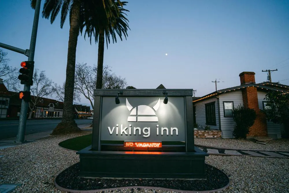 Viking Inn hotel hero