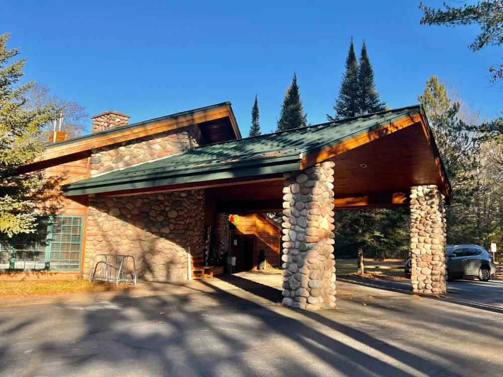 Whitetail Lodge hotel hero