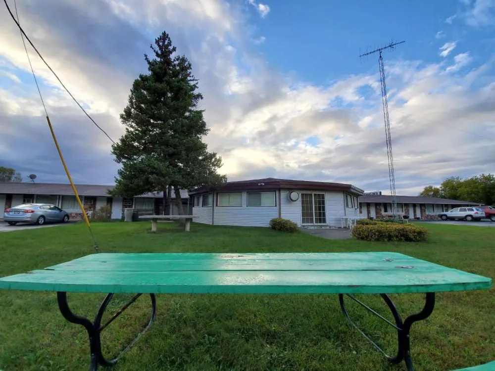 Crossroads Motel hotel hero