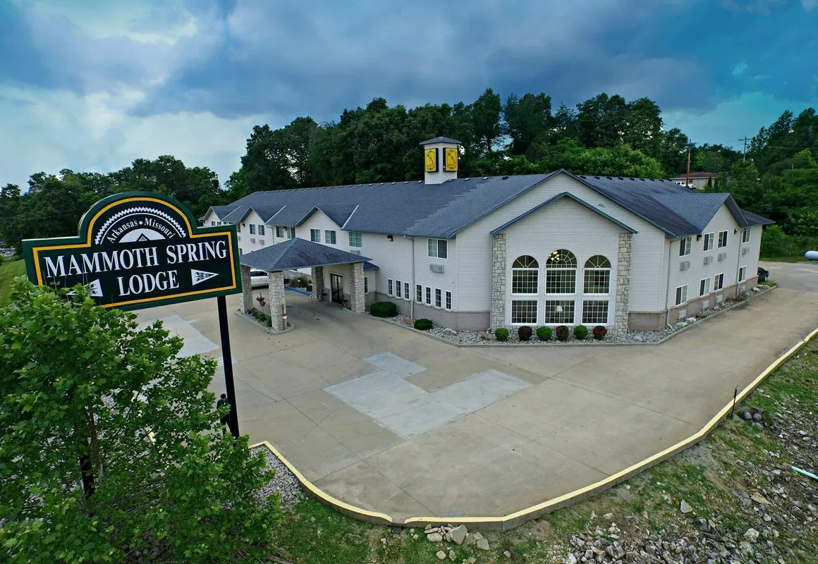 Mammoth Spring Lodge Motel hotel hero