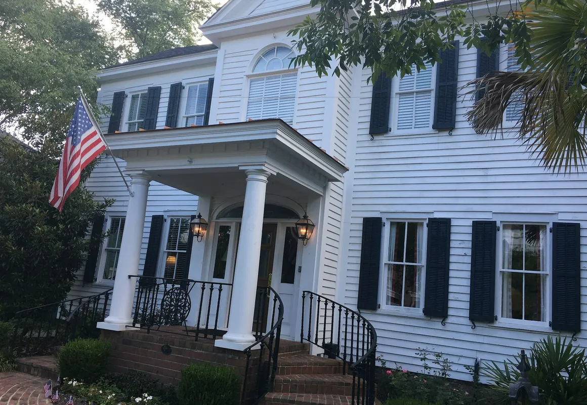 Carriage House Inn hotel hero