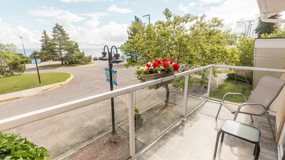 Lakeshore Inn hotel hero