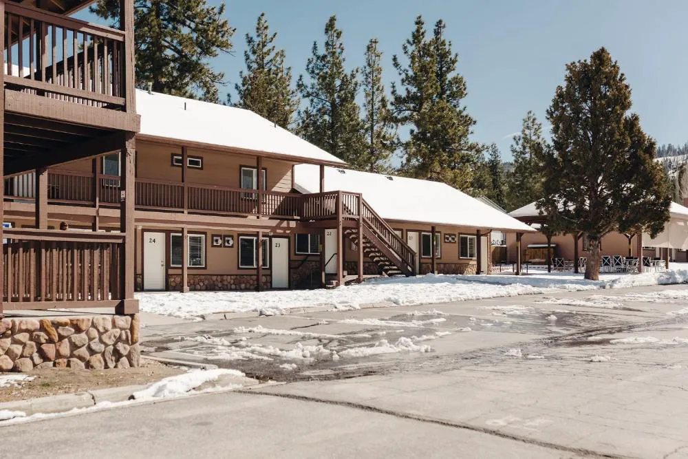 Vintage Lakeside Inn hotel hero