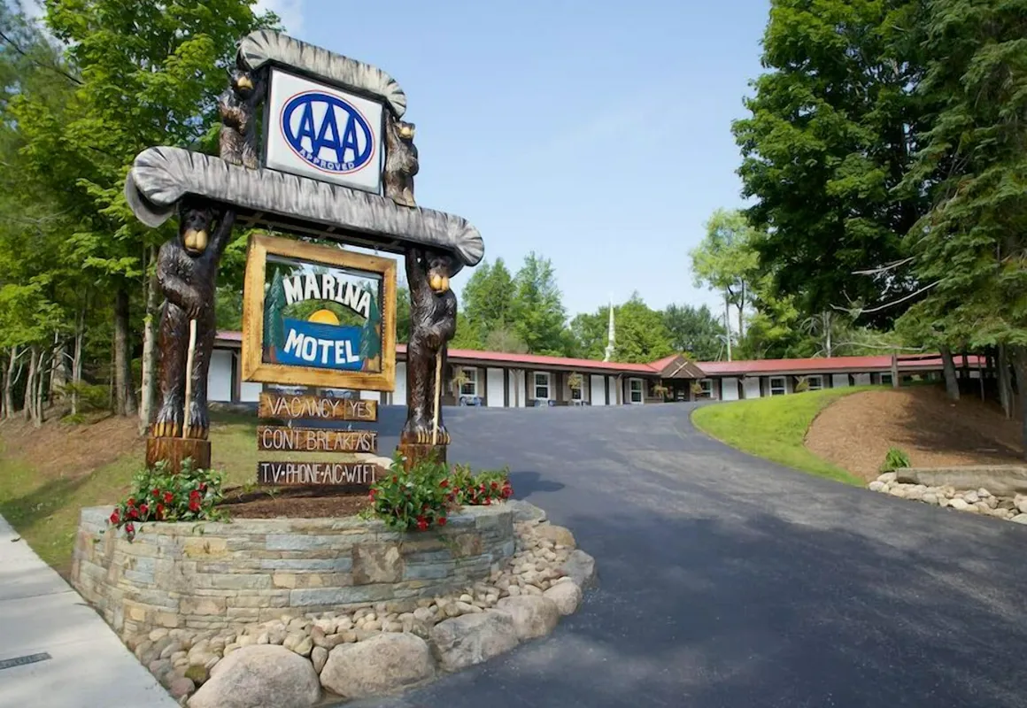 Marina Motel hotel hero