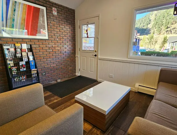 H & H Motor Lodge hotel detail image 3