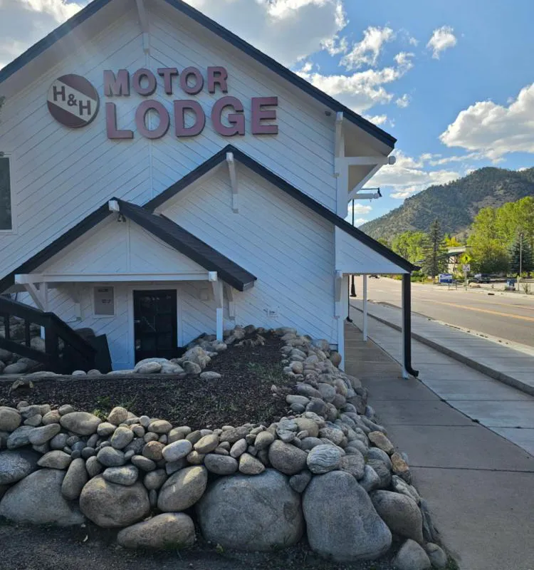 H & H Motor Lodge hotel hero