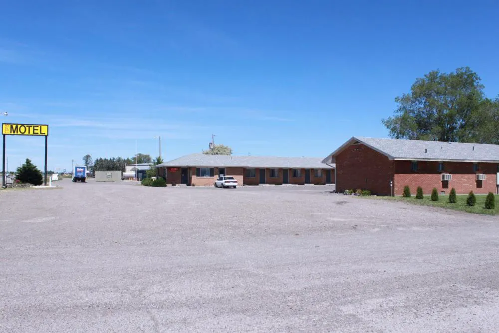 Tops Motel hotel hero