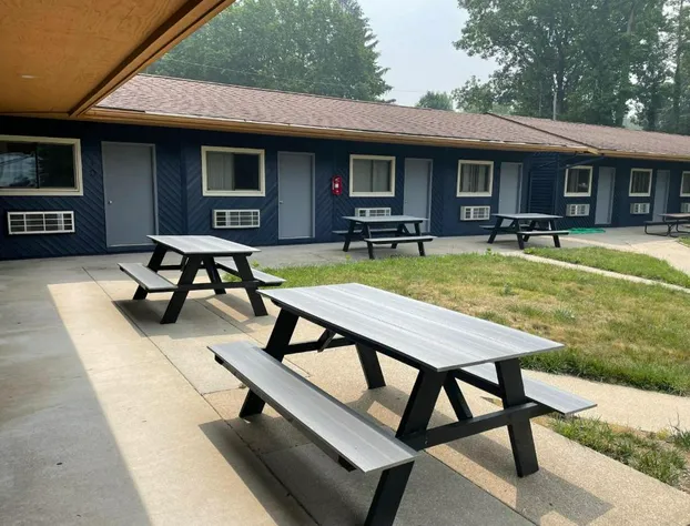 Lake Bluff Inn and Suites hotel detail image 1