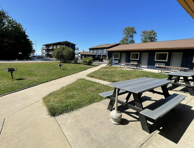 Lake Bluff Inn and Suites hotel detail image 4