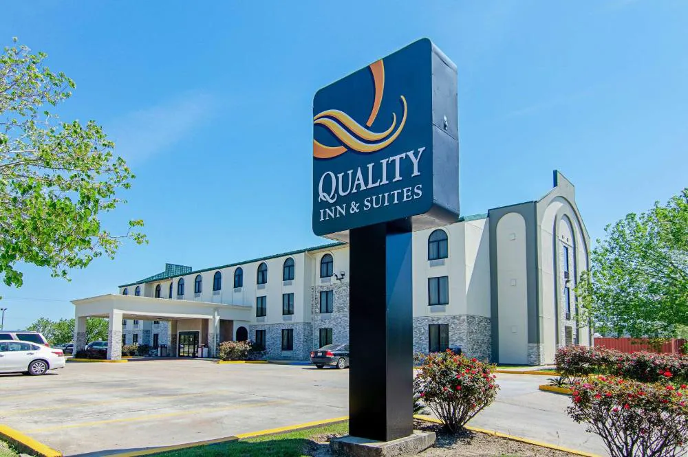 Quality Inn & Suites Near Tanger Outlet Mall hotel hero