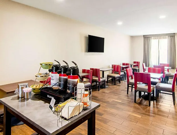 Quality Inn & Suites Near Tanger Outlet Mall hotel detail image 2