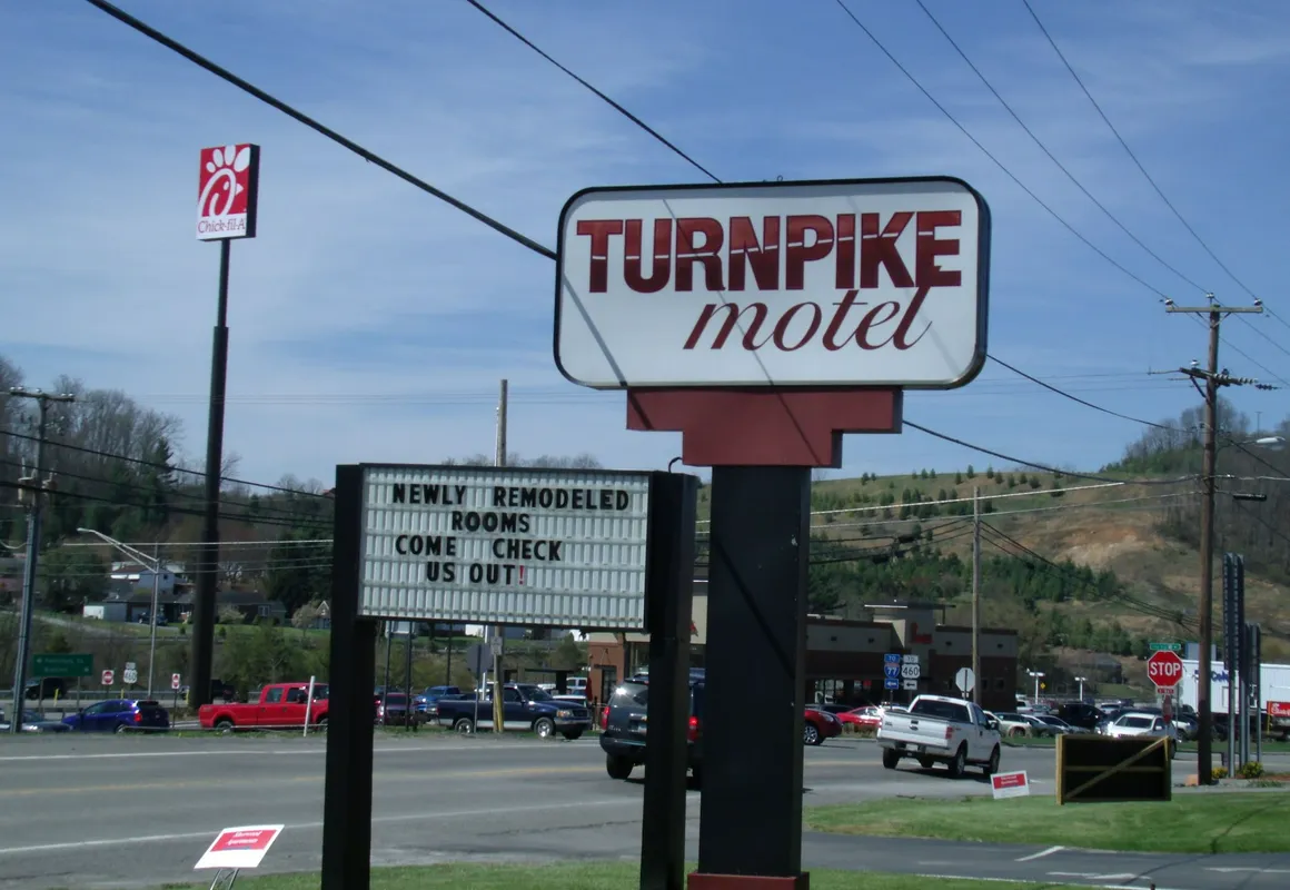 Turnpike Motel hotel hero