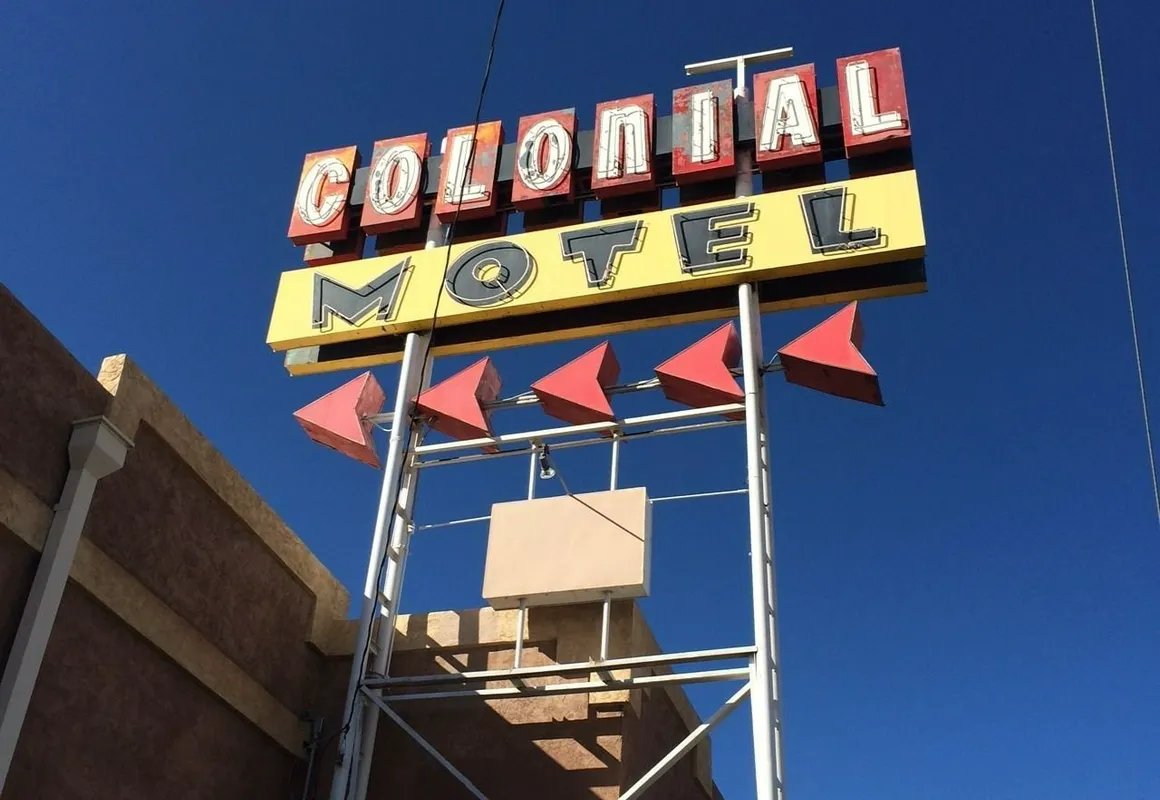 Colonial Motel hotel hero