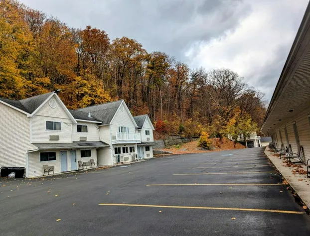 The Falls Motel - 2 Mi to " Watkins Glen State Park, Seneca Lake " AND 4 Mi to Watkins Glen International Track " The Glen " hotel detail image 2