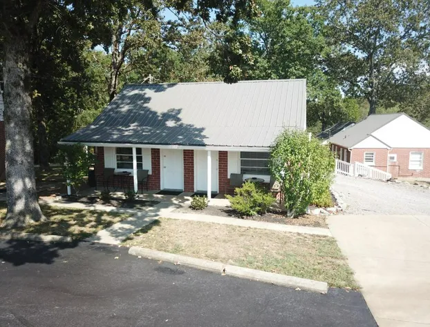 Early American Motel hotel detail image 2