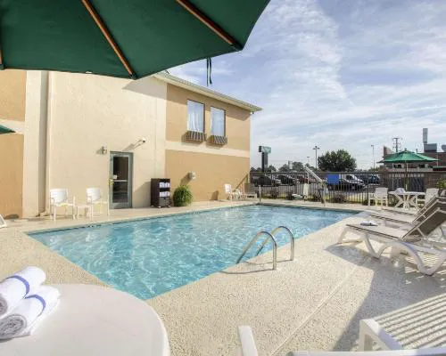 Quality Inn Fitzgerald hotel detail image 3