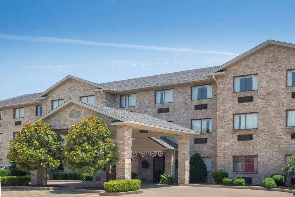 Ramada by Wyndham Catlettsburg/Ashland hotel hero