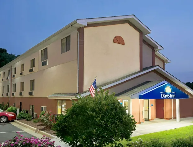 Days Inn by Wyndham Torrington hotel detail image 1