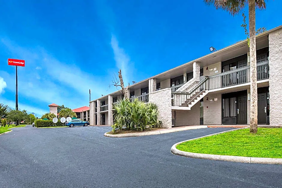 Super 8 by Wyndham Savannah hotel hero