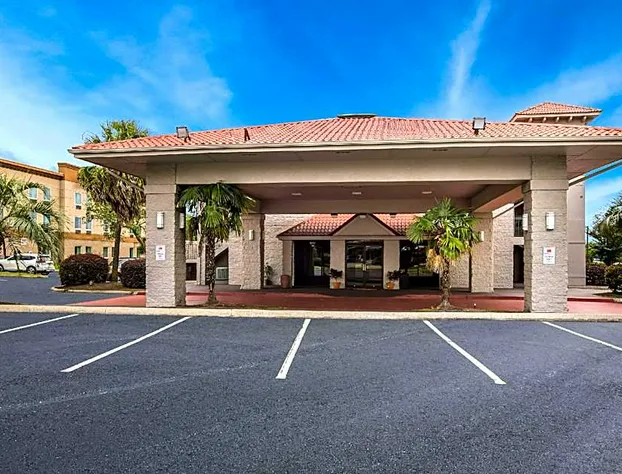 Super 8 by Wyndham Savannah hotel detail image 2