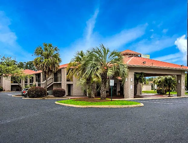 Super 8 by Wyndham Savannah hotel detail image 3