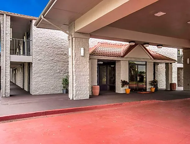 Super 8 by Wyndham Savannah hotel detail image 4