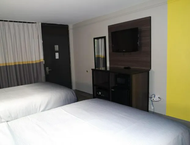 Super 8 by Wyndham Savannah hotel detail image 1