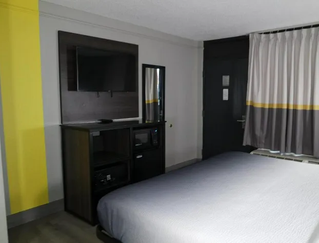 Super 8 by Wyndham Savannah hotel detail image 4