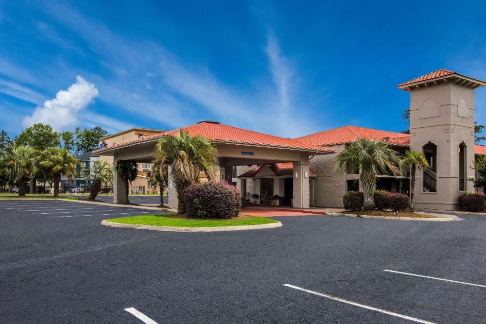 Super 8 by Wyndham Savannah hotel hero
