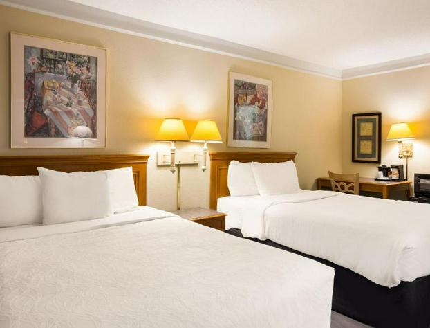 Super 8 by Wyndham Savannah hotel detail image 2