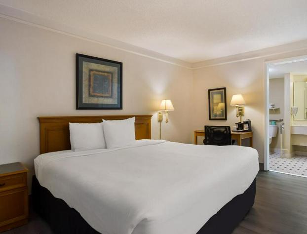 Super 8 by Wyndham Savannah hotel detail image 4