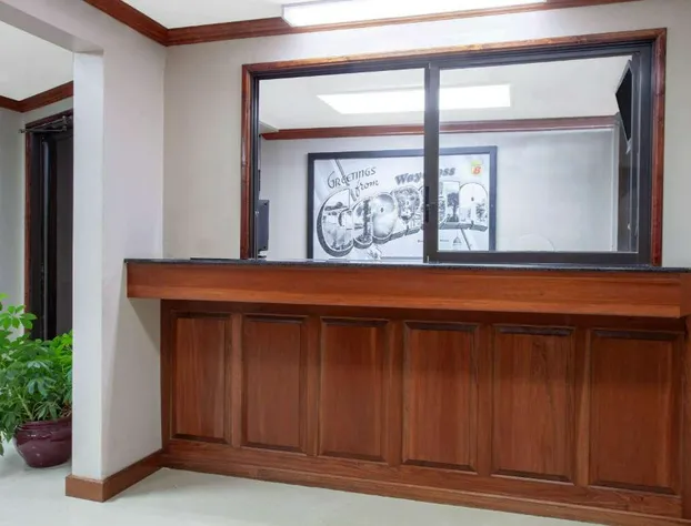 Super 8 by Wyndham Waycross GA hotel detail image 3