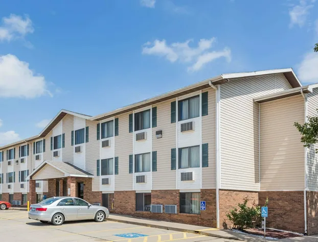 Super 8 by Wyndham Manhattan KS hotel detail image 2