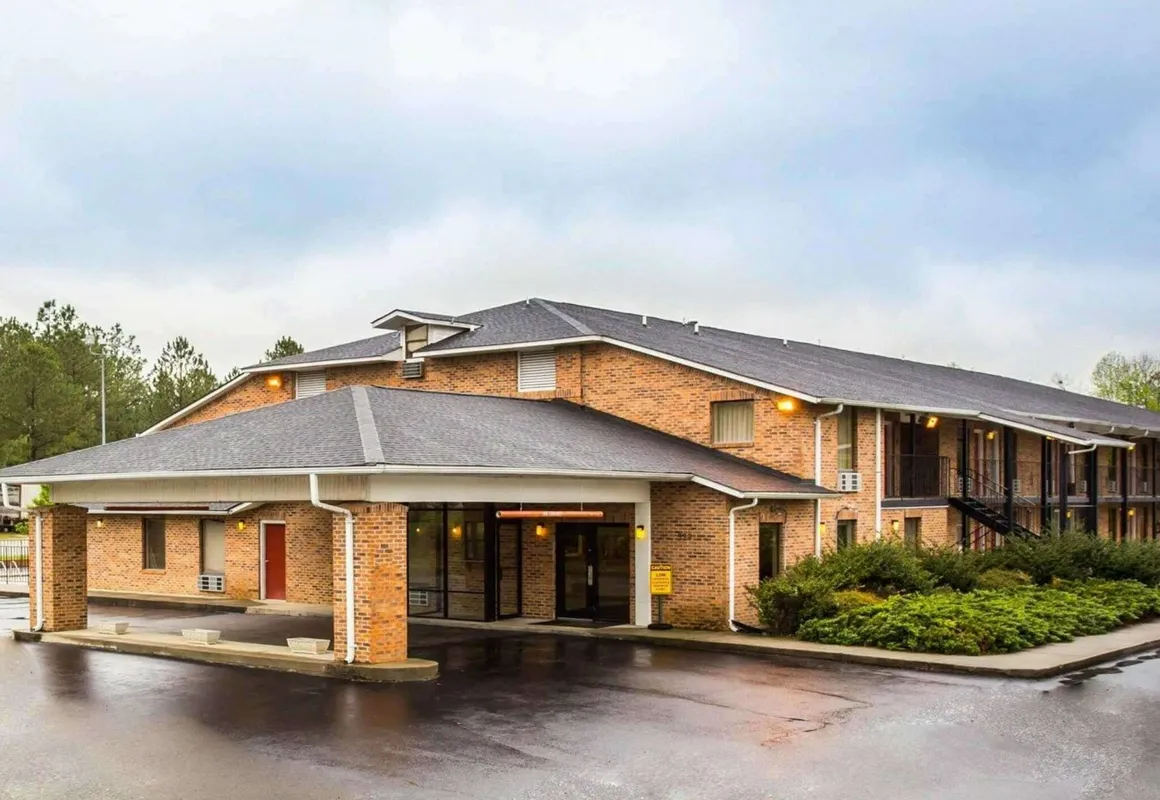 Econo Lodge Inn & Suites hotel hero