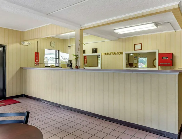 Econo Lodge Inn & Suites hotel detail image 3