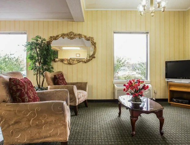 Econo Lodge Inn & Suites hotel detail image 4