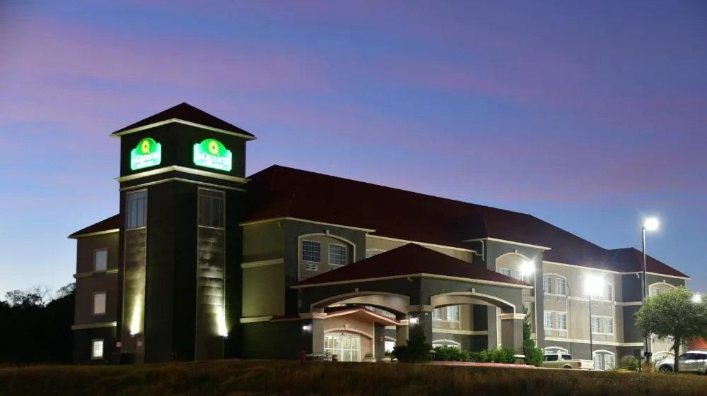 La Quinta Inn & Suites by Wyndham Glen Rose hotel hero
