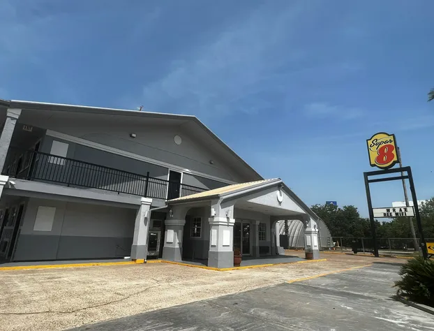 Super 8 by Wyndham La Marque TX/Texas City Area hotel detail image 1